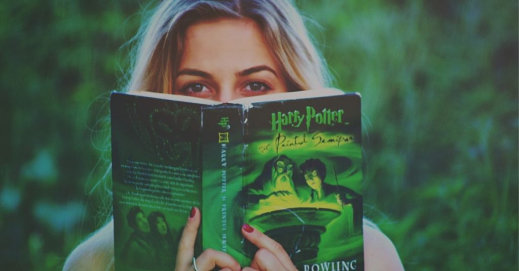 Reading-Books-Ways-To-Kill-Free-Time